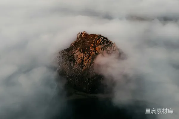 高清摄影 山峰从浓雾中显露出来