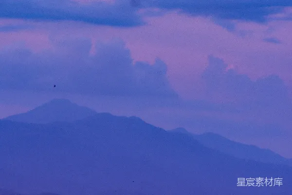 高清摄影 傍晚时分的一片山峦景色