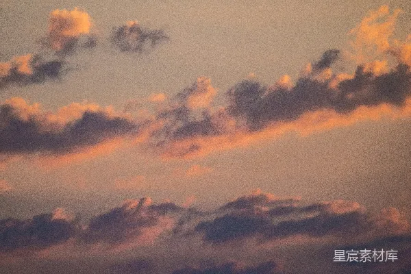 高清摄影 暖色的云朵在夕阳的天空中散开。