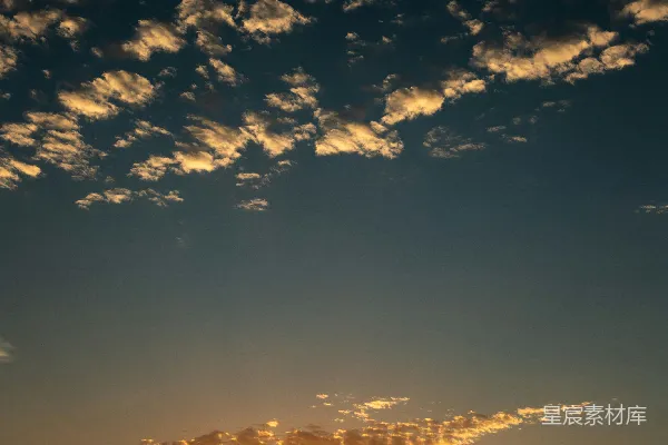 高清摄影 一幅充满活力的晚霞，背景中有几朵高层云，在天边形成戏剧性的景象。