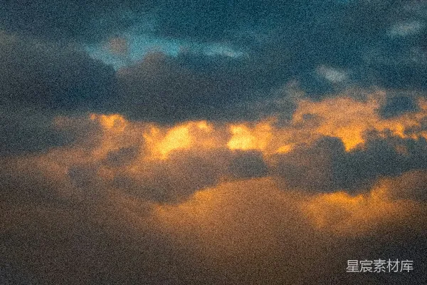 高清摄影 夕阳下阳光穿透了壮观的乌云。
