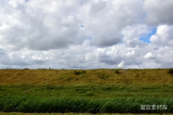 高清摄影 天空中白云的一片草地