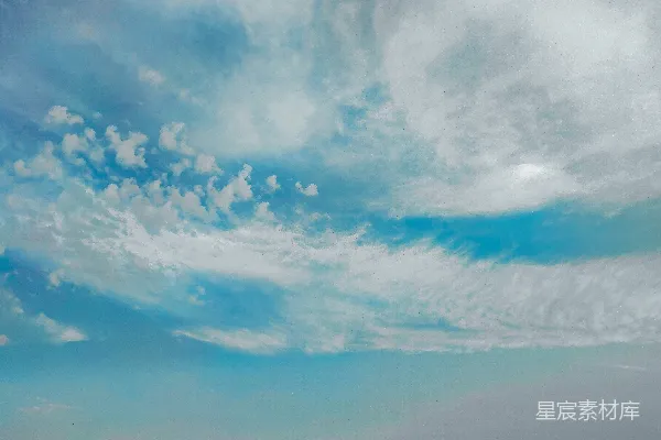高清摄影 天空被白色的云朵填满，晴朗的蓝天