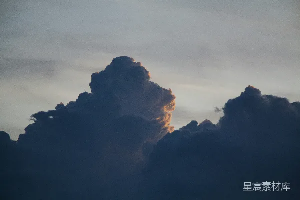 高清摄影 夕阳下的戏剧性云彩
