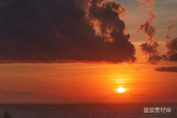 高清摄影 一片绚烂的夕阳映照在平静的海面上。