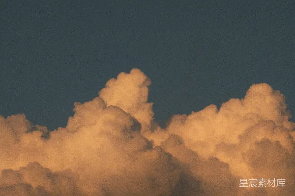 高清摄影 金色云彩映衬着深蓝的天空