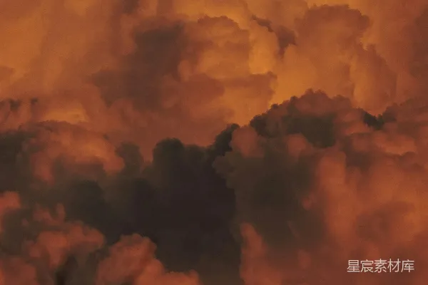 高清摄影 夕阳下戏剧性的橙色和深沉的乌云。