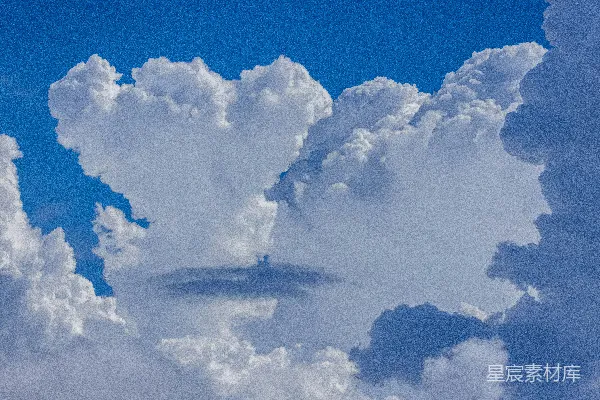 高清摄影 洁白的云朵漂浮在蔚蓝的天空中