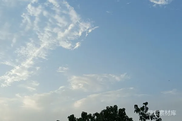高清摄影 飘逸的云朵在一片湛蓝的天空中游荡。