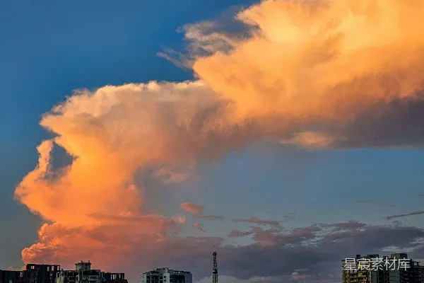 高清摄影 天空中有一大片云覆盖着一座城市。