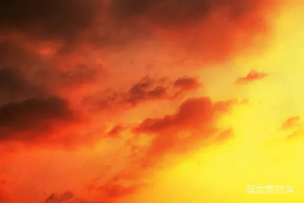 高清摄影 夕阳下的烈火云，天空明亮的黄色。