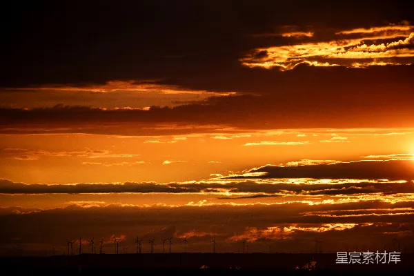 高清摄影 夕阳落下一片风车田旁边