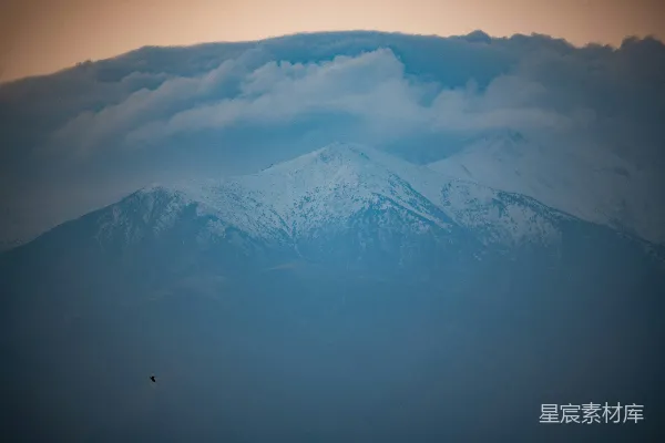 高清摄影 暮雪高山，云雾缭绕。