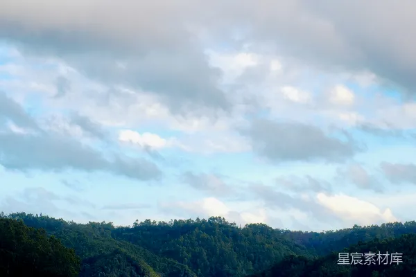 高清摄影 平静的湖泊倒映着蓝天白云和绿色的山峦。