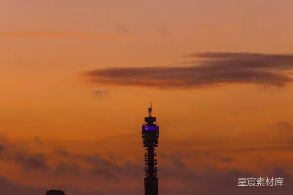 高清摄影 白天白绿相间的 skyscraper 在蓝天中