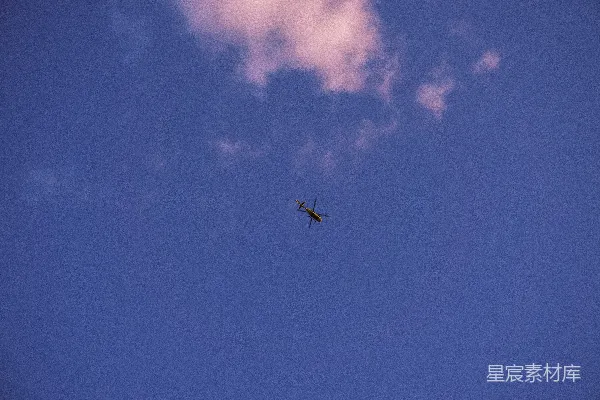 高清摄影 一架小型飞机在蔚蓝的天空中飞行。
