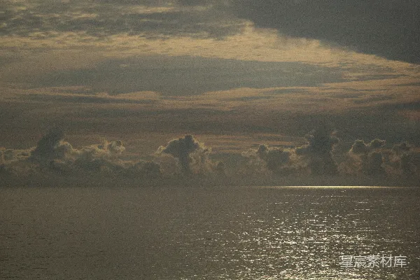 高清摄影 夕阳下的海天一线，云彩 dramatic 被还原为壮观的形态。