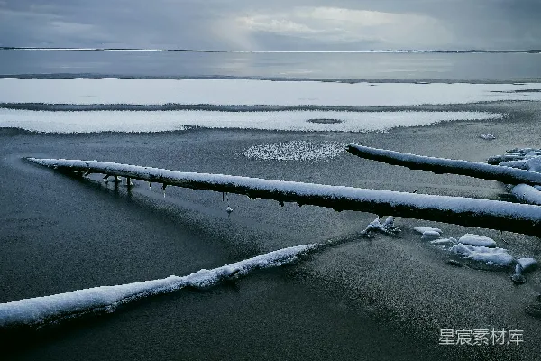 高清摄影 覆盖着白雪的大片水域