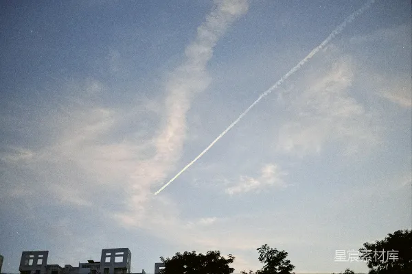 高清摄影 飞机尾迹在淡蓝色的天空中。