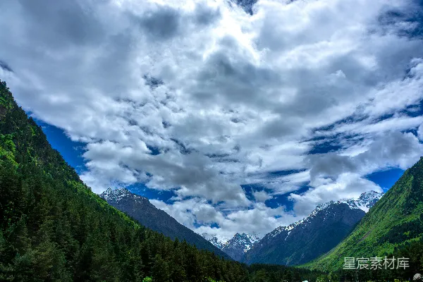 高清摄影 山谷中的美景，山峦在背景中