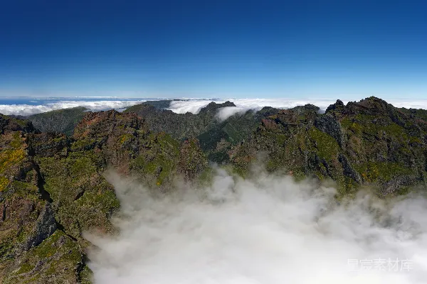 高清摄影 蓝天白云下绿色与灰色山峦的白天景象