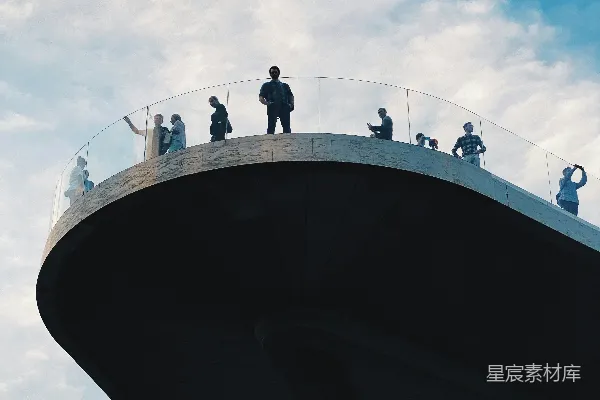 高清摄影 白天人们站在建筑物顶部上