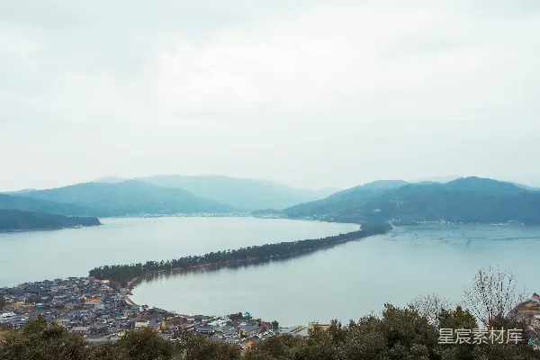 高清摄影 一片被山环绕的大片水域