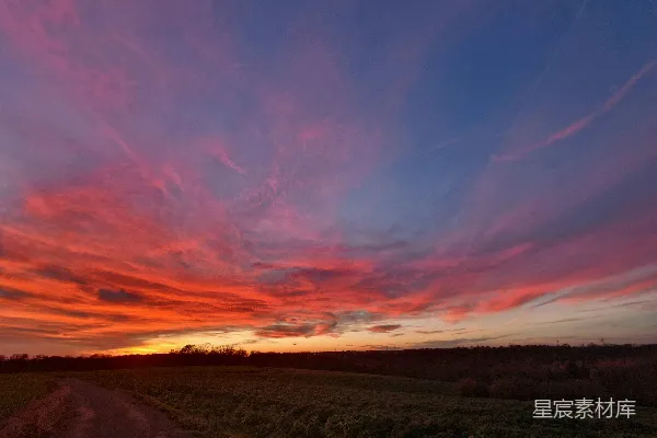 高清摄影 一幅炽热的夕阳映照下的宁静乡村景观。