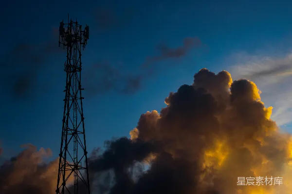高清摄影 cellphone 塔与壮丽的日落天空形成对比的轮廓