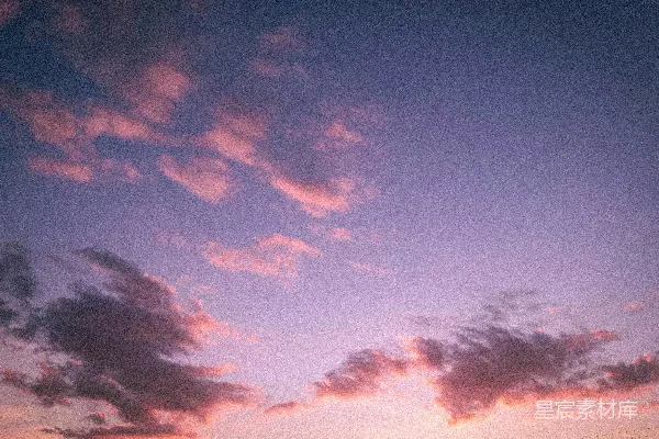 高清摄影 夕阳下的粉红色云朵在紫色的天空中