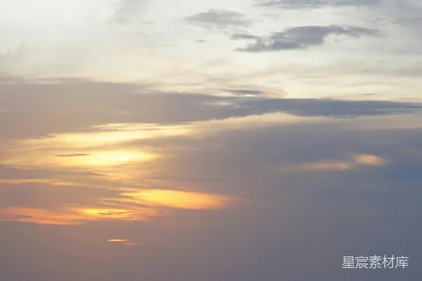 高清摄影 柔和的日落云彩，金光闪耀