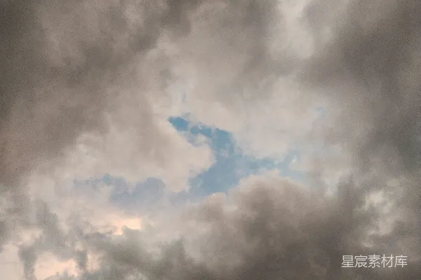 高清摄影 一架飞机在云层密布的天空中飞行，晴朗的一天。