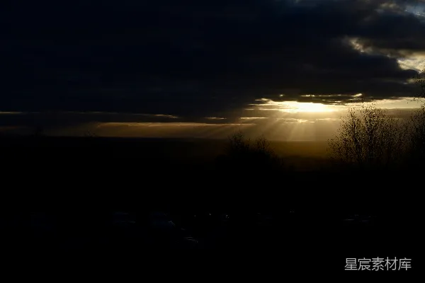 高清摄影 夕阳透过阴云洒下缕缕阳光