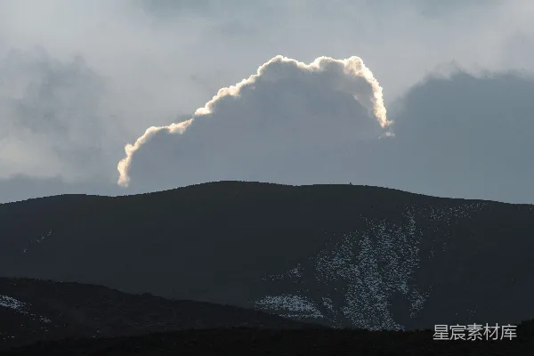 高清摄影 天空中有一座山峰