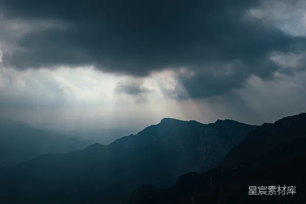 高清摄影 阳光穿透山间乌云的缝隙。