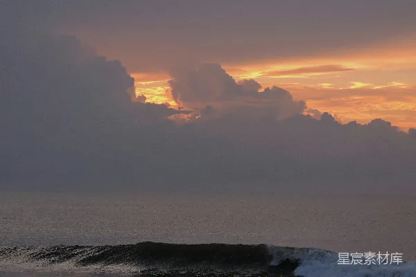 高清摄影 夕阳西下，海面上泛起一波波浪花。