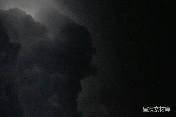 高清摄影 暗沉厚重的乌云聚集在一片戏剧性而阴森的天空中。