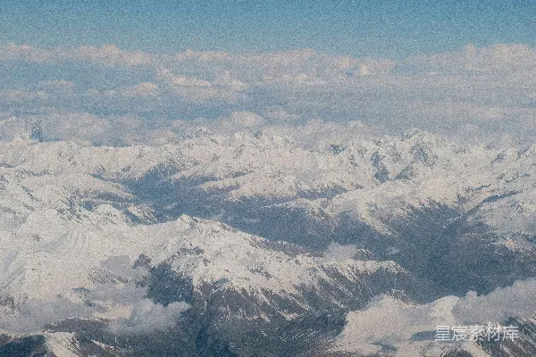 高清摄影 蓝天白云下雪峰耸立的景象。