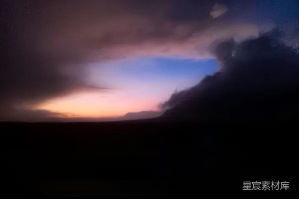 高清摄影 壮丽的日落天空，有暗云和彩色的色调。