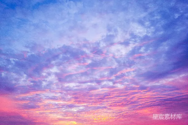 高清摄影 夕阳下的彩色云朵，带着粉色和紫色的色彩。
