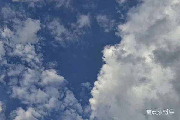 高清摄影 蓝天白云间夹杂着灰色的云朵。