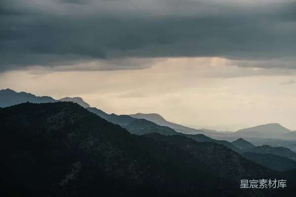 高清摄影 山峰矗立在一片云层的天边。