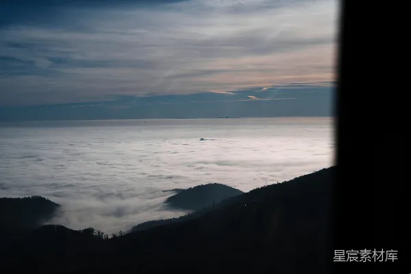 高清摄影 云海中升起的山峰晨光中