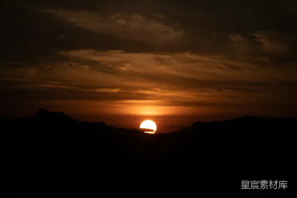高清摄影 山峦之上夕阳西下