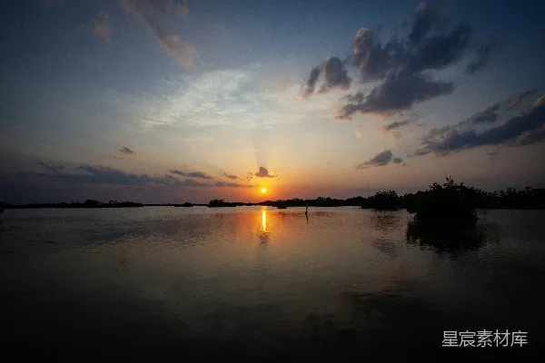 高清摄影 夕阳落下在一片水域之上