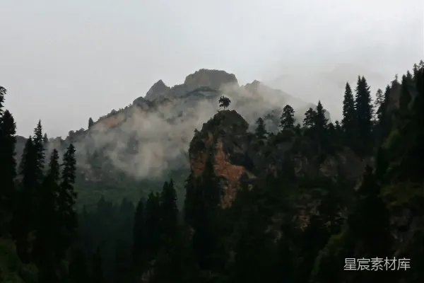 高清摄影 云雾缭绕的山峦在阴天中