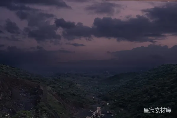 高清摄影 白灰色风车在绿山上，在云遮雾绕的天空下白天景色
