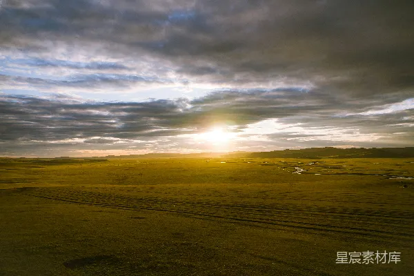 高清摄影 夕阳西下，广阔田野上。