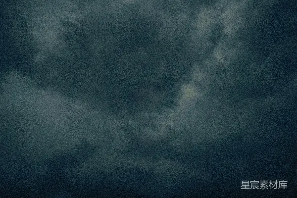 高清摄影 天空中聚集着阴暗、可怕的暴风雨云。