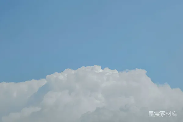 高清摄影 洁白柔软的云朵漂浮在碧蓝的天空中
